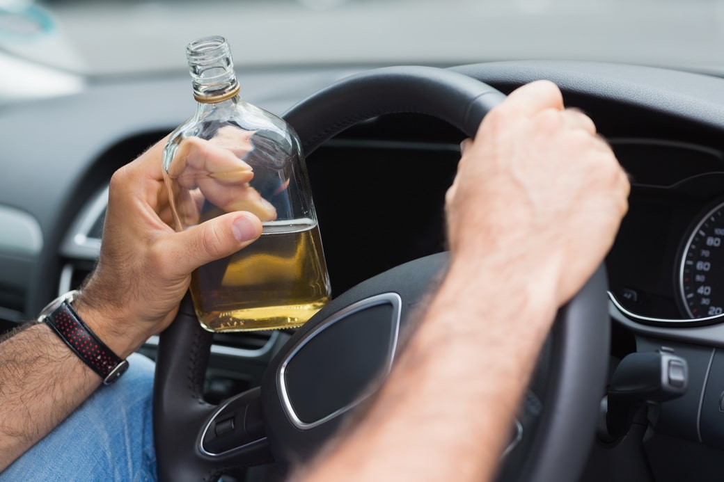 man-drinking-alcohol-while-driving-in-his-car
