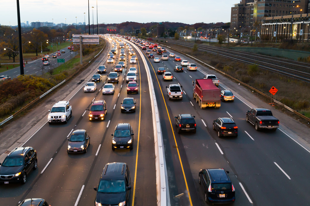 toronto-canada-11th-november-2014-a-view-of-traffic-on-the-gardiner-express-at-rush-hour-